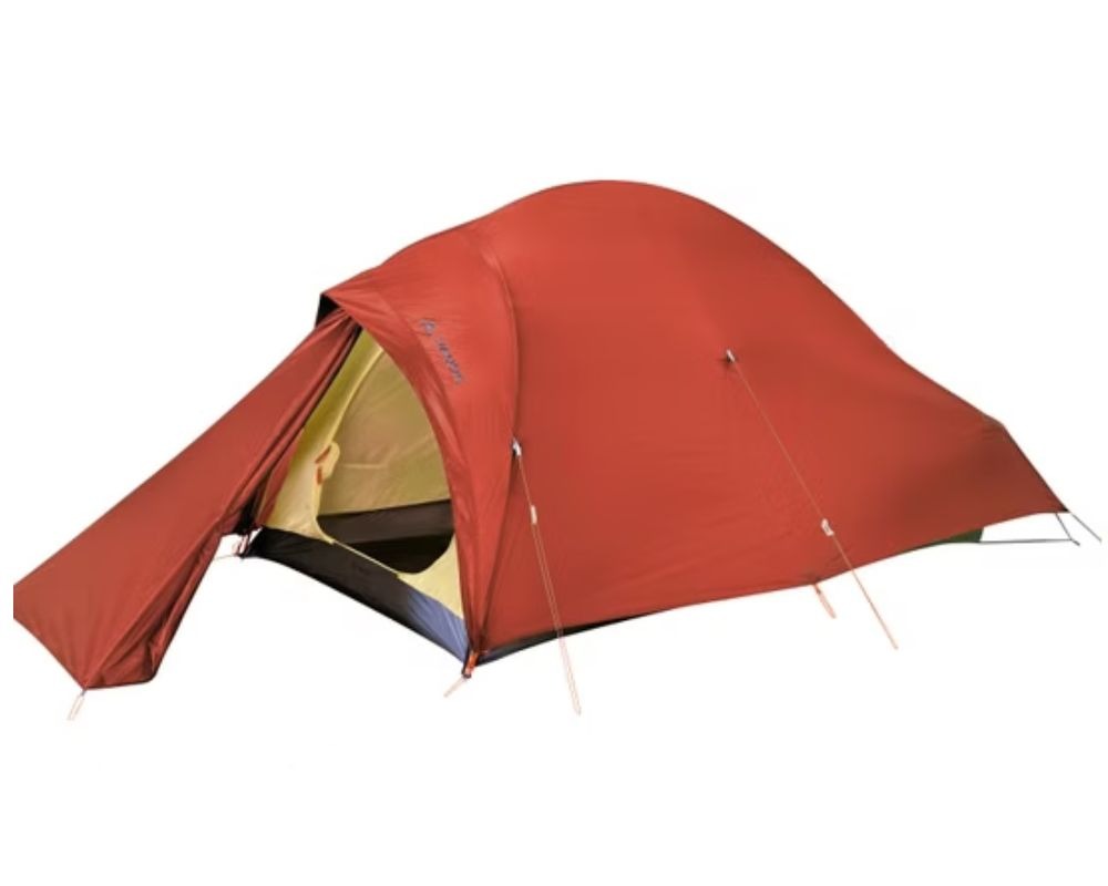 Versione rossa della tenda Vaude Hogan UL 2P, ideale per chi viaggia in bici in zone montane e cerca alta visibilità. Milgiore tenda bikepacking 2 posti