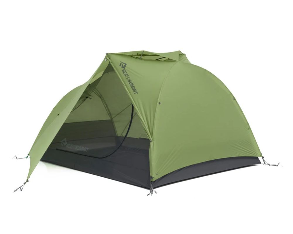 Tenda Telos TR3 con una sezione del telo esterno arrotolata, che mostra l'ampio spazio d'ingresso e l'altezza delle pareti interne.