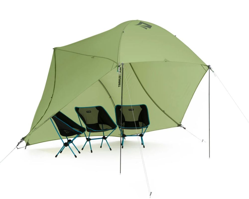 Tenda Telos TR3 utilizzata in modalità Hangout con il telo esterno sollevato che crea un'ampia veranda per tre sedie da campeggio.