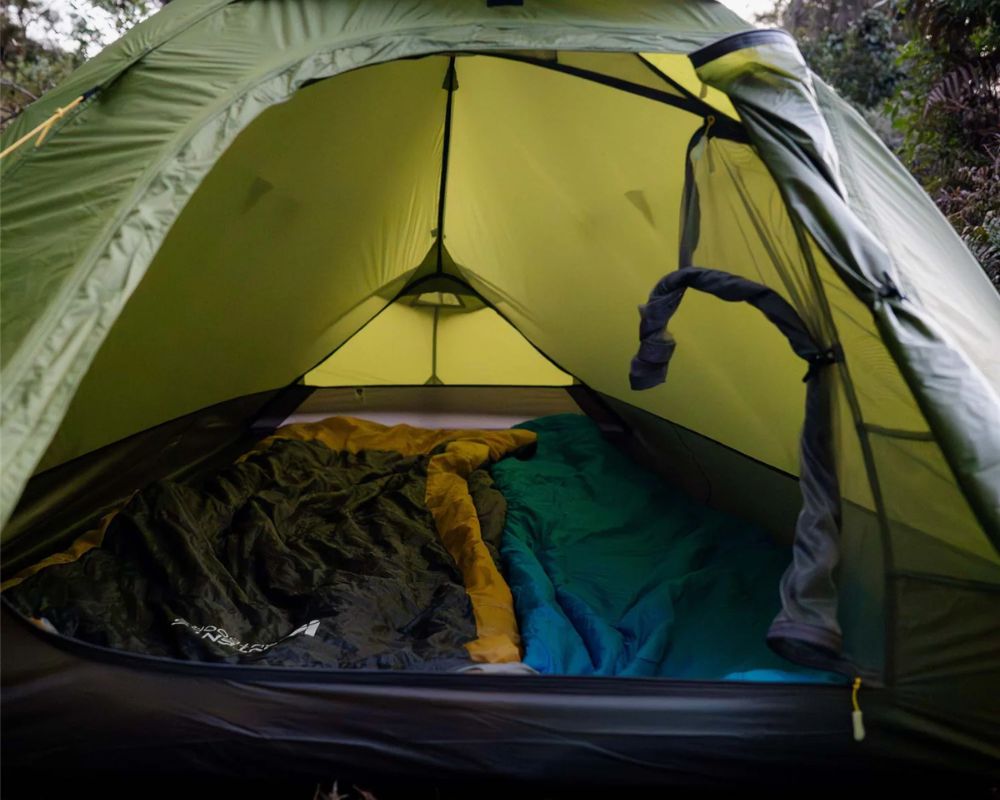 Dettaglio dell'interno della tenda Ace 1 che mostra lo spazio per il sacco a pelo e la struttura della paleria in alluminio